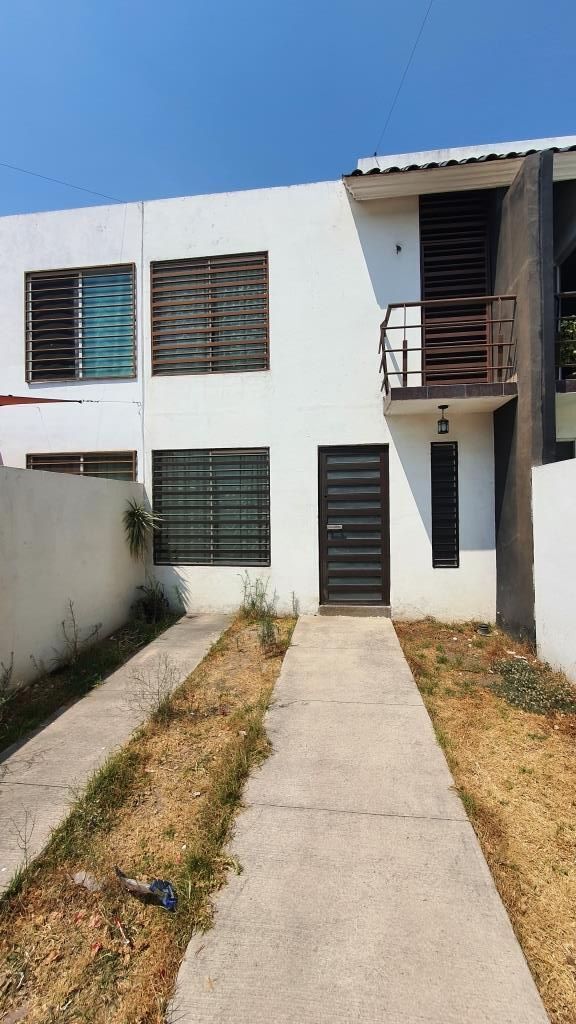 2 of 13: ACCESO A LA CASA