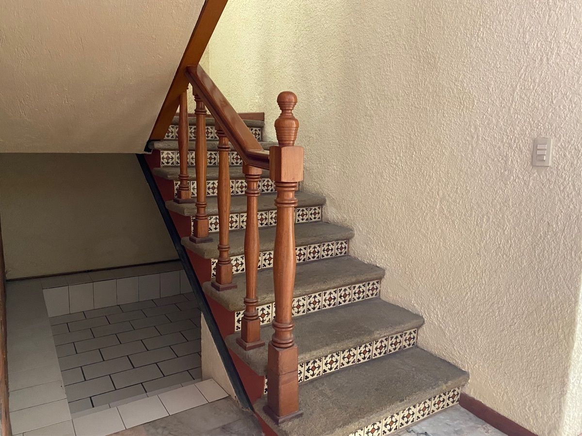 11 de 39: Escalera de cantera y azulejos