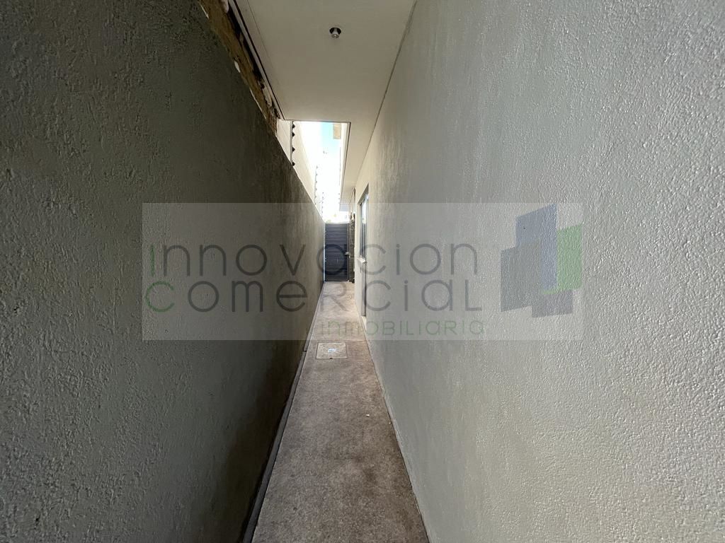 23 de 25: Pasillo lateral