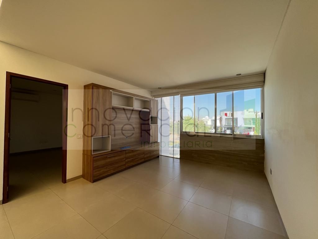 11 de 25: Sala de tv planta alta