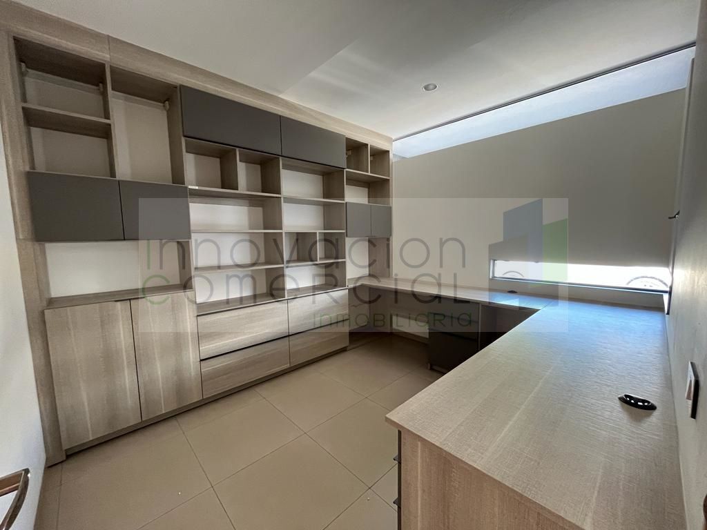 4 de 25: Estudio con muebles empotrados