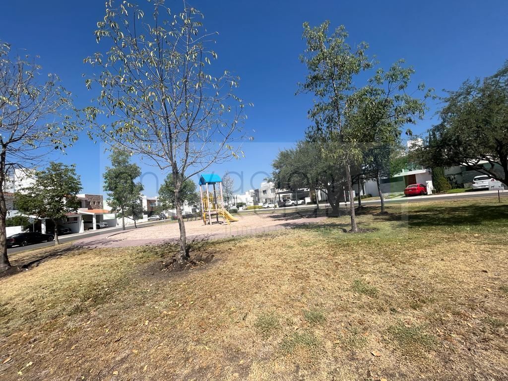 25 de 25: Jardín frente a la casa