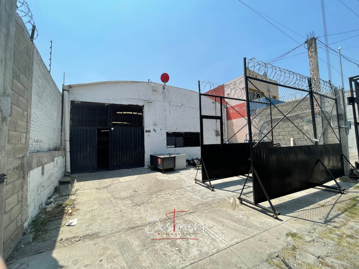 1 de 15: Fachada, Estacionamiento Exterior