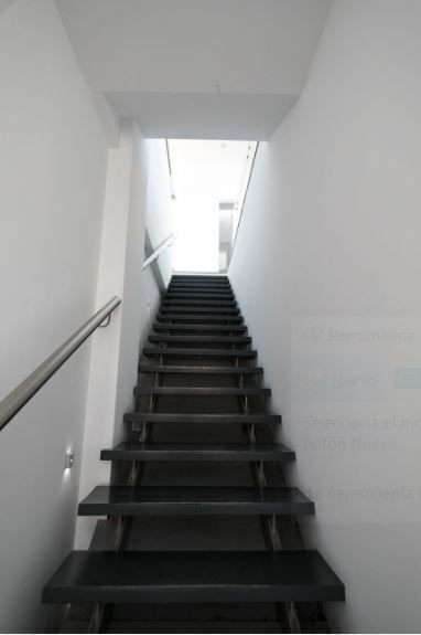 9 de 17: Escaleras de acceso a 2do Nivel