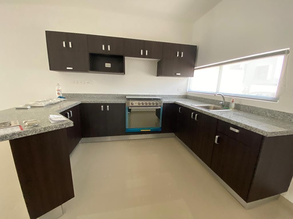 Casa para alugar sem móveis, com 3 quartos, localizada em Floresta., foto 1 de 19