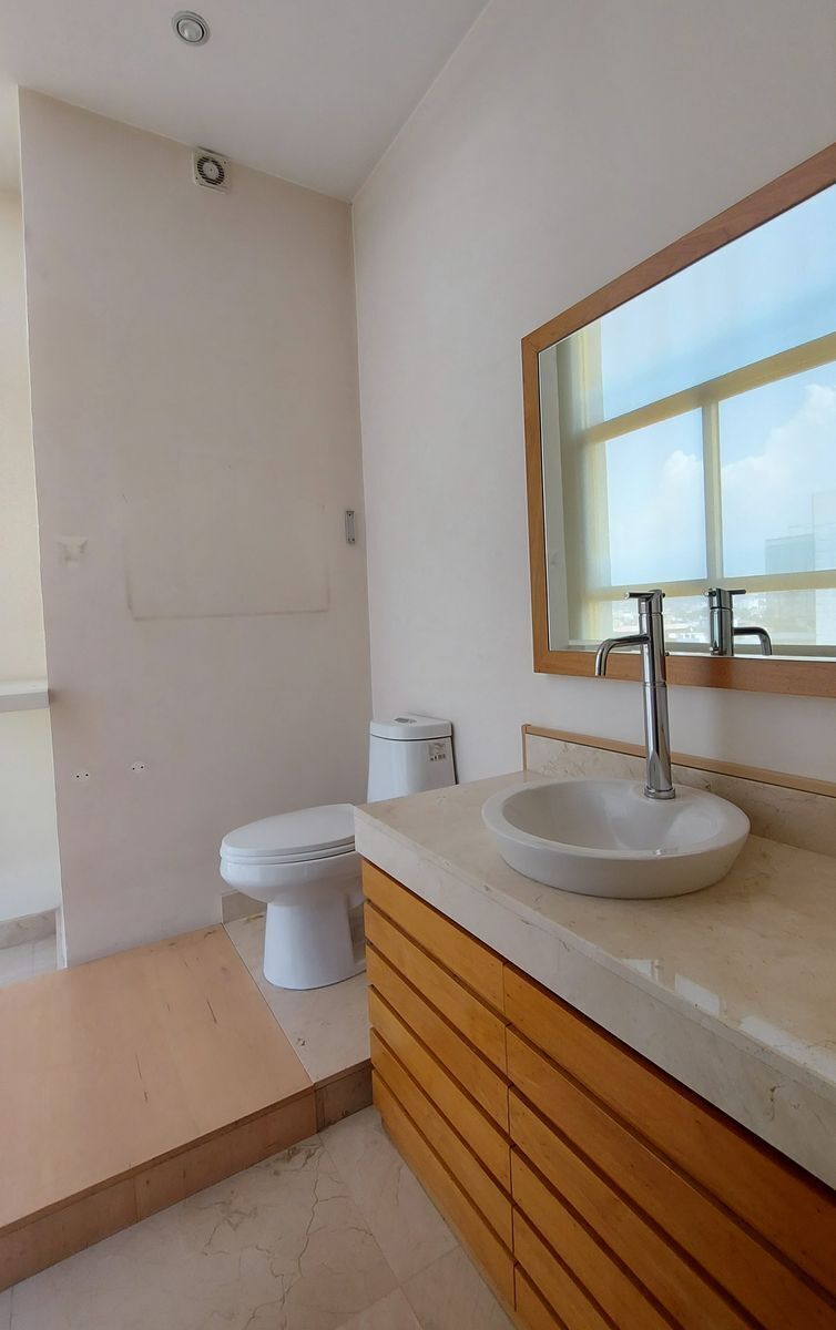 5 de 8: BAÑO INTERIOR 