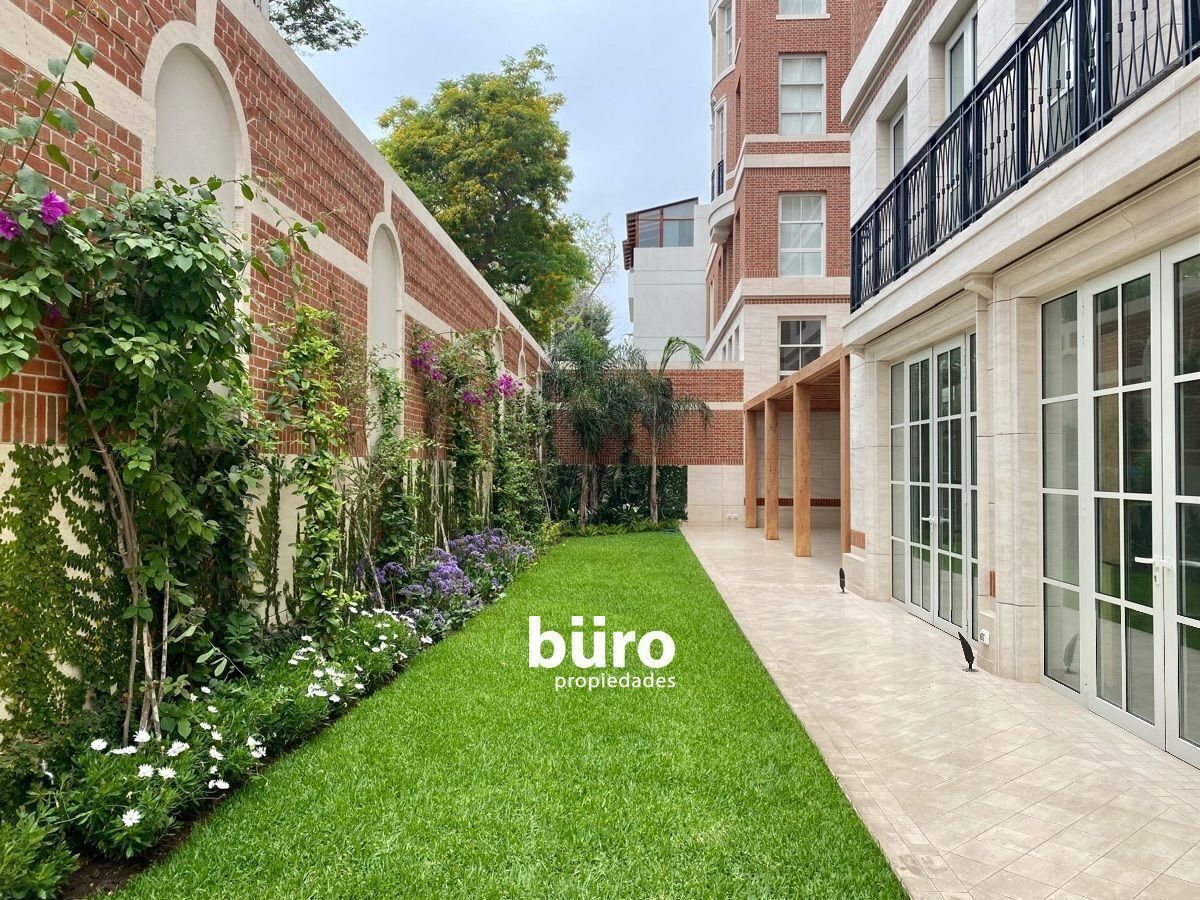 3 de 38: Gran jardín y terraza privada con sol y sombra