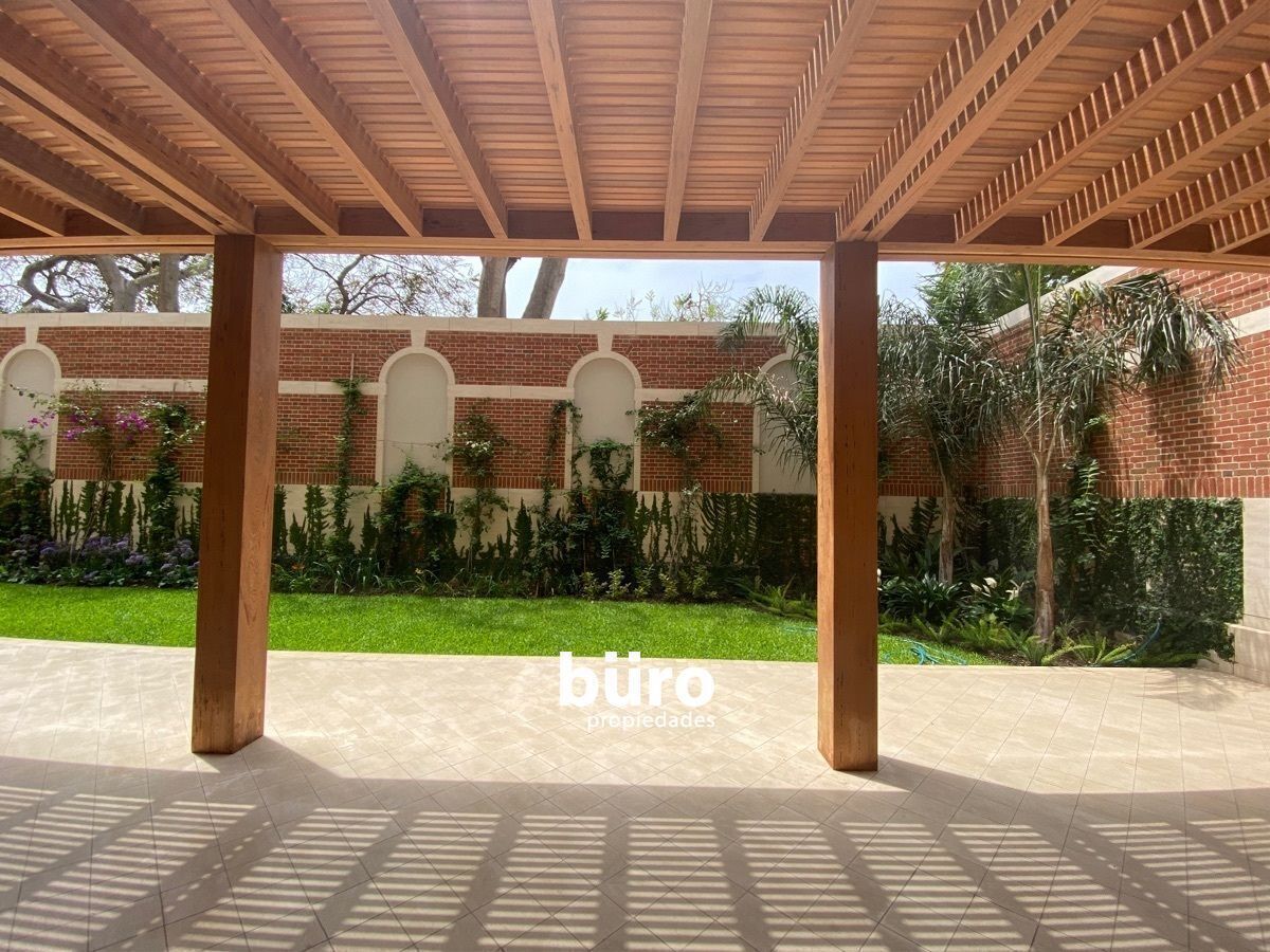 2 de 38: Amplia terraza con sol y sombra