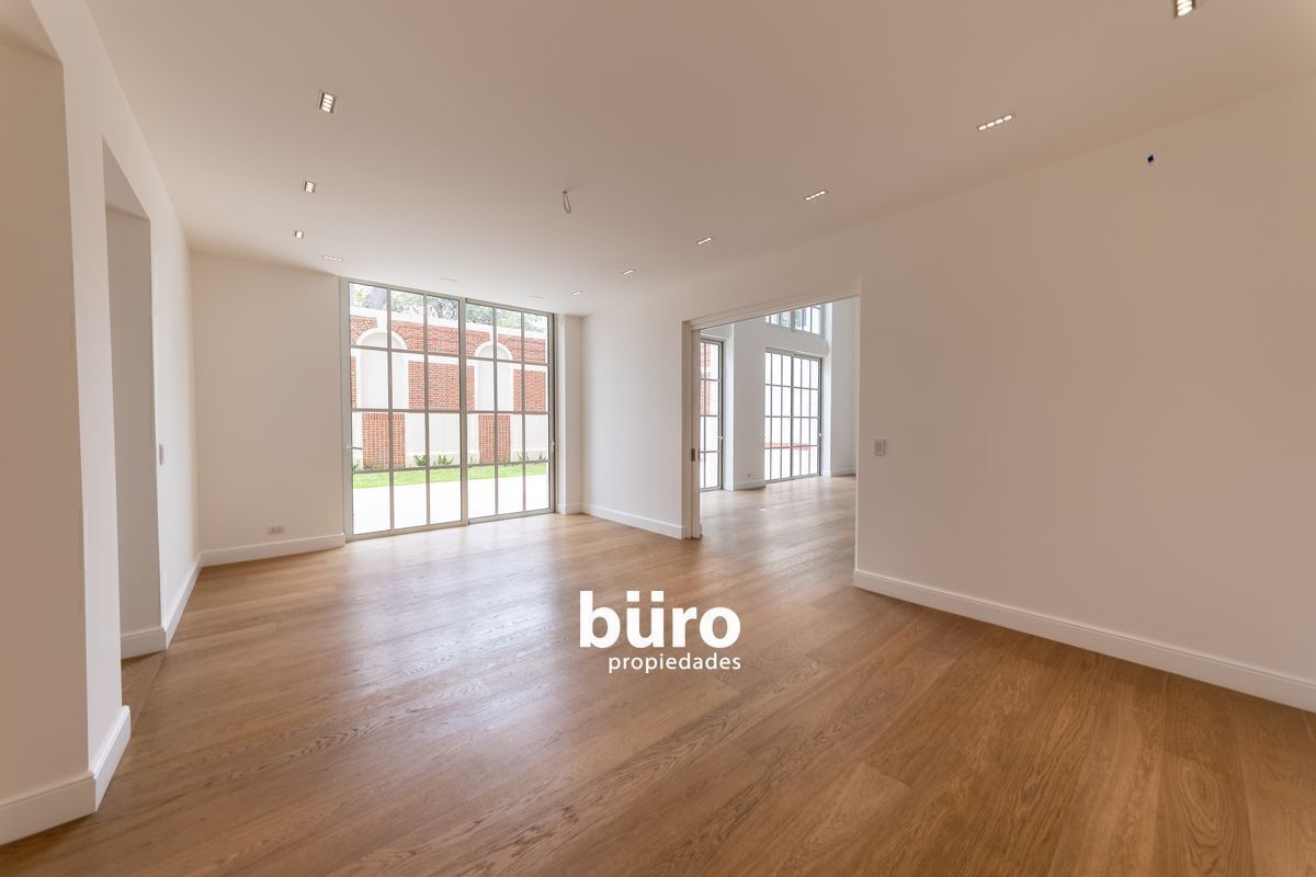 15 de 38: Gran comedor de diario que se conecta con la cocina