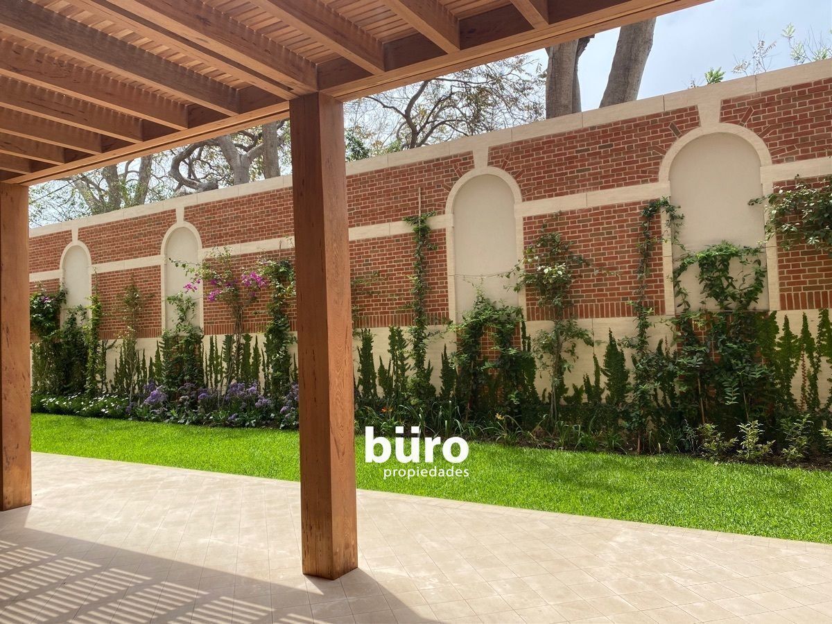 25 de 38: Excelente Jardín con terraza con sol y sombra