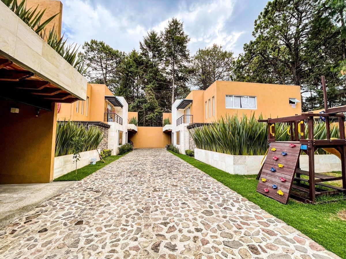 House in Gated Community in Avándaro, Valle de Bravo, photo 2 of 9