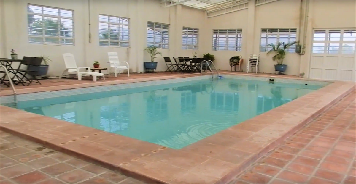 19 de 23: Alberca techada dentro de la casa