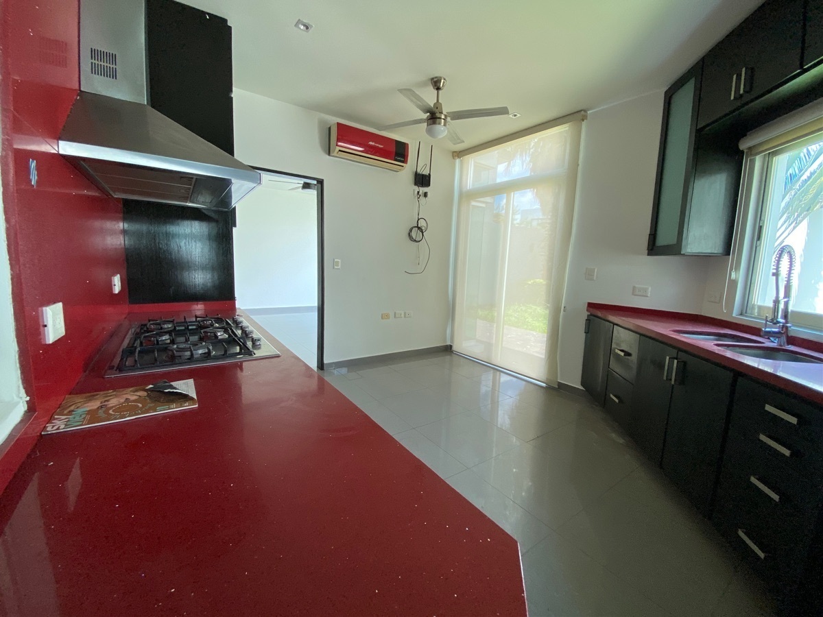 3 de 15: cocina con vista al jardín y área de desayunador.