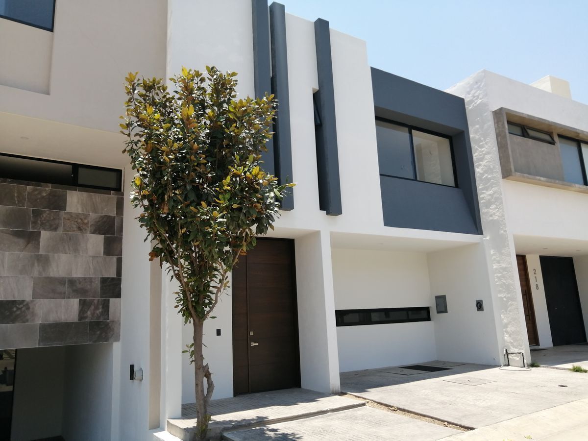 Casa dos pisos en venta coto Almendro Valle Imperial Zapopan.