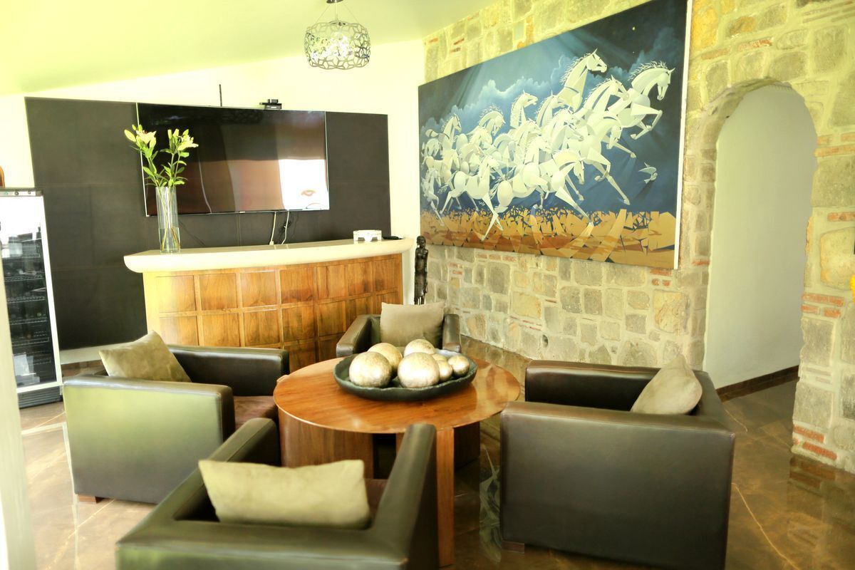 28 de 32: SALA Y BAR