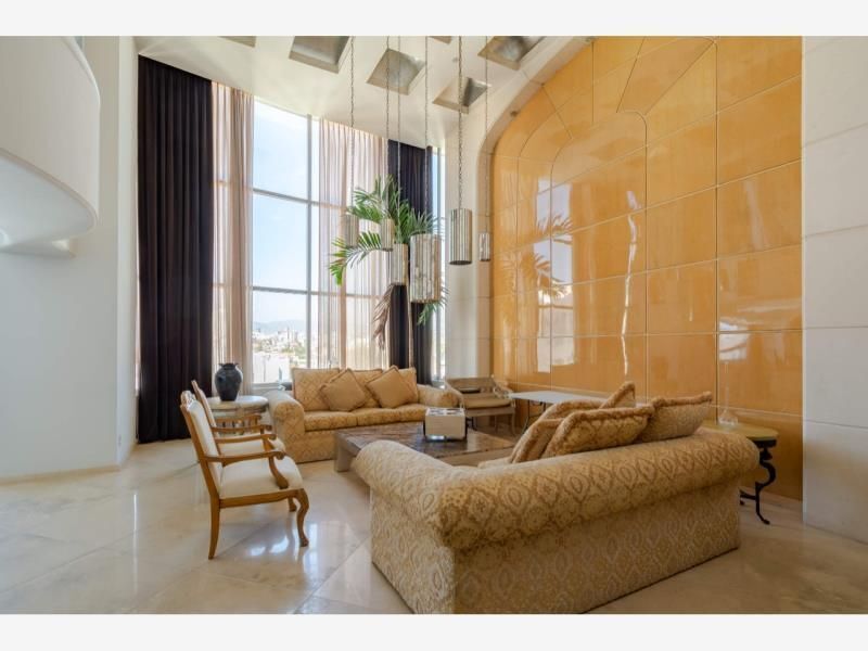 106, Privada de Tamarindos, Bosques de las Lomas, 05120 con 3 Recámaras, 4 Baños, 471 Metros Cuadrados y 2 Puestos de Estacionamiento