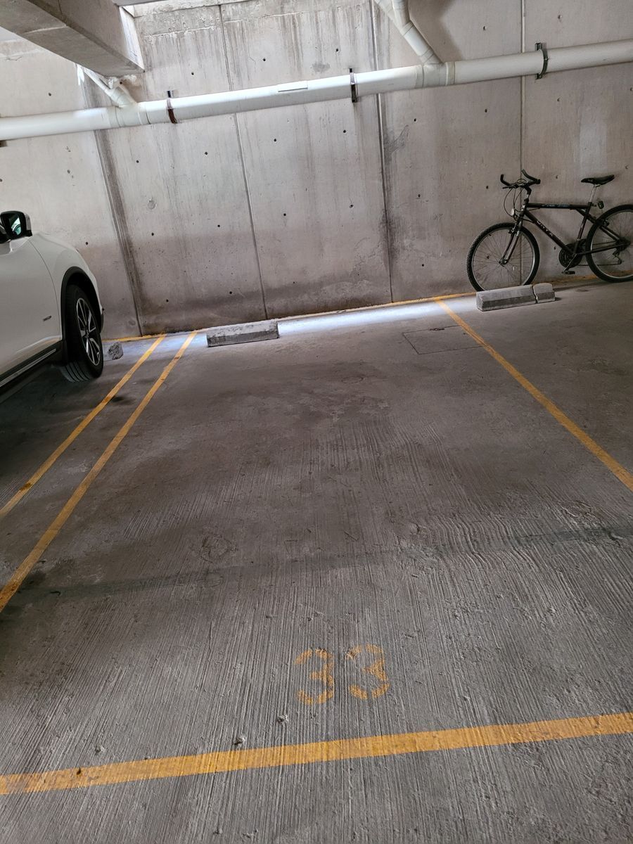 8 de 12: Amplios estacionamientos 
