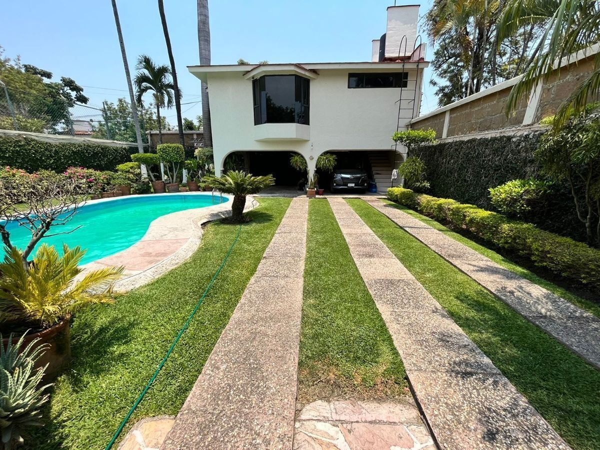 Casa sola en venta de un nivel en Cuernavaca con alberca ACEPTO CREDITOS