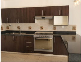 2 de 11: Cocina equipada con barra de granito