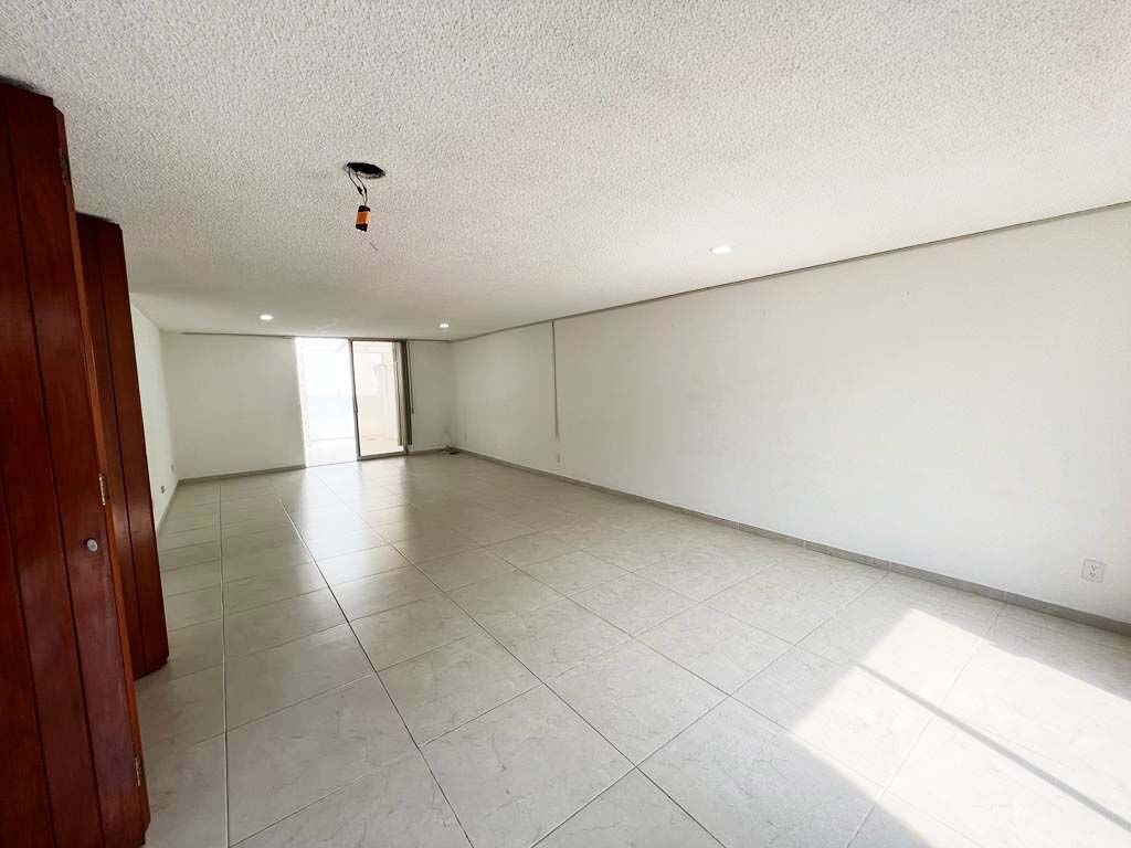 4 de 18: Amplia sala comedor