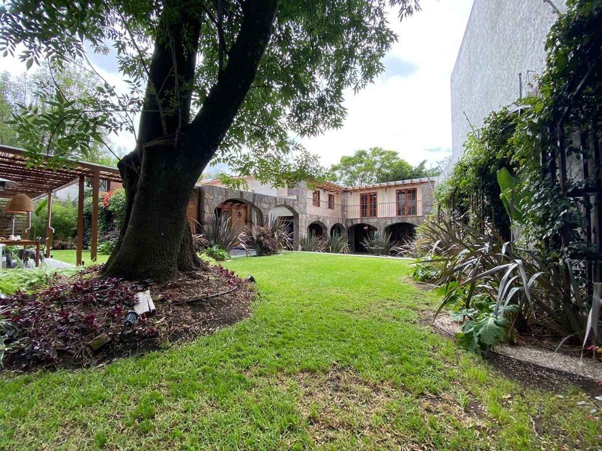 2 of 32: Jardín con  fachada interior