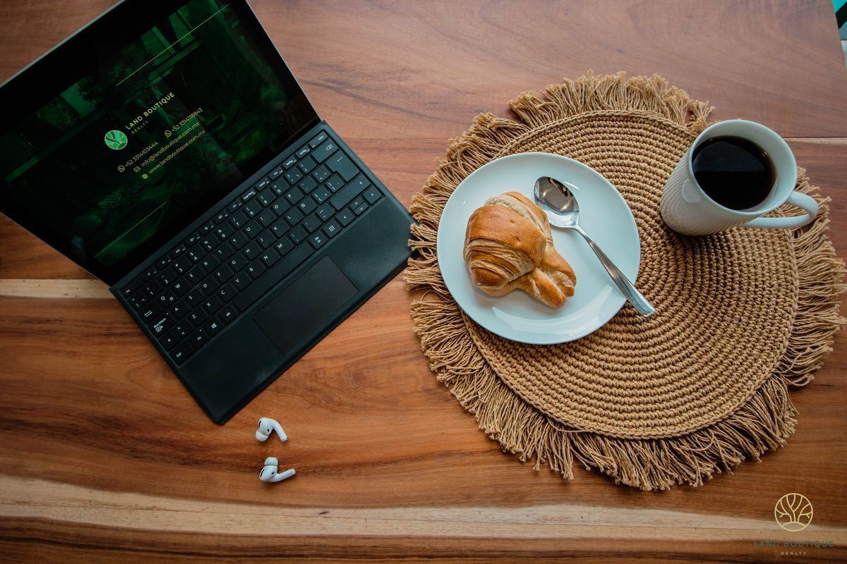 21 de 26: Comedor laptop y desayuno