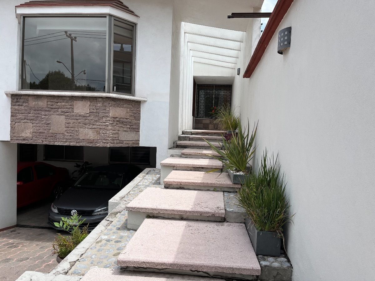 2 de 40: escaleras de entrada principal