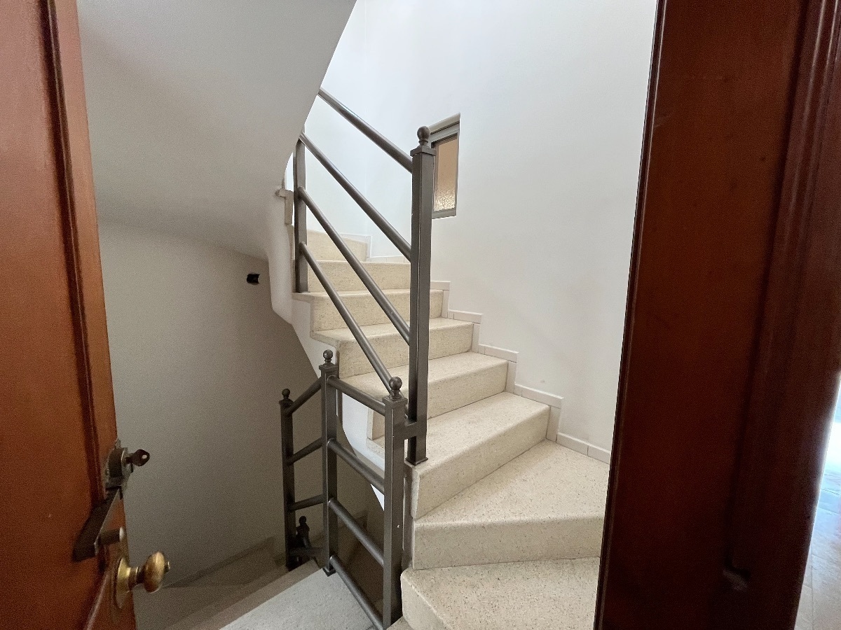 17 de 40: Escaleras de servicio para lavanderia