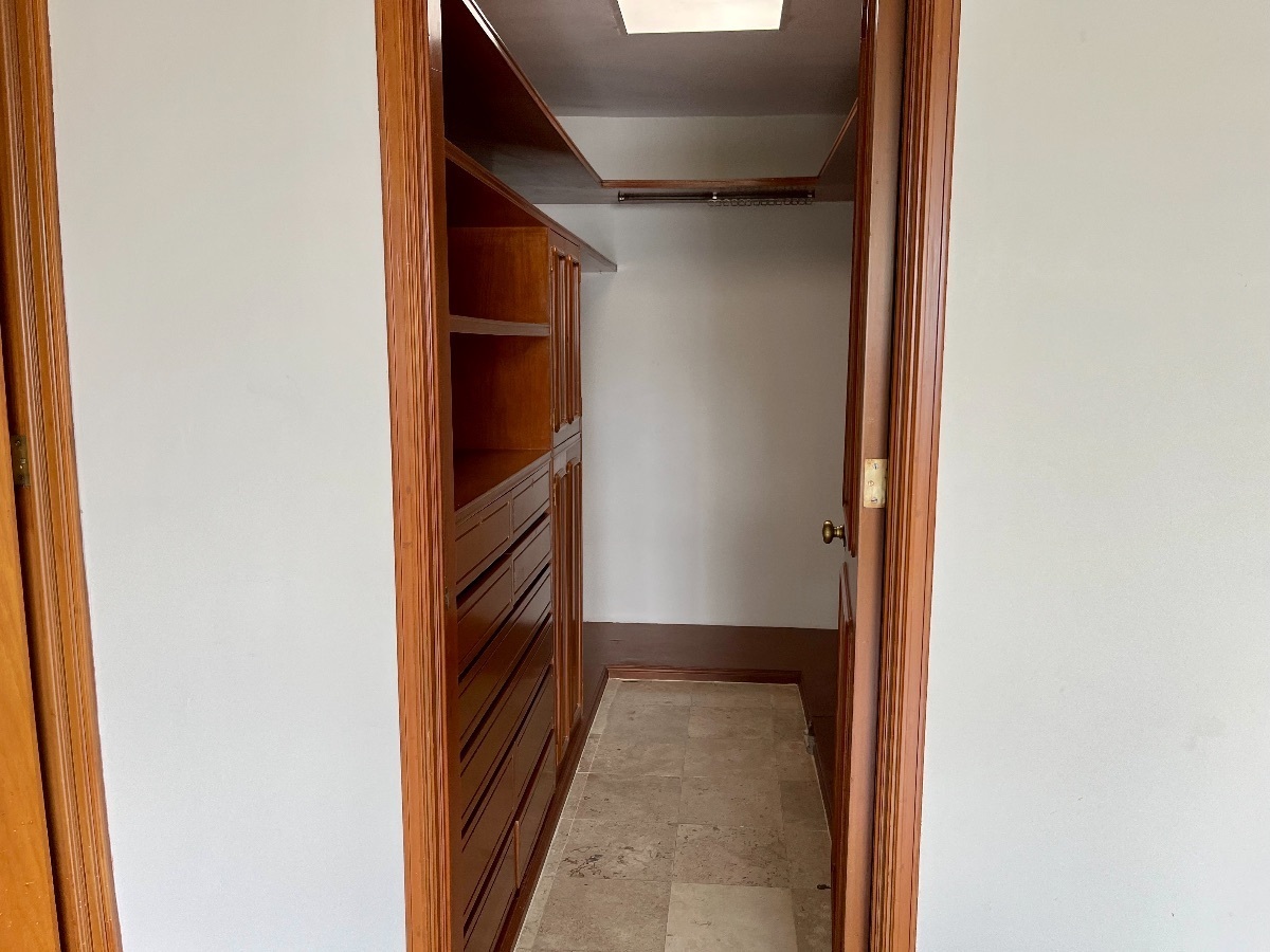 19 de 40: Walk in closet 1