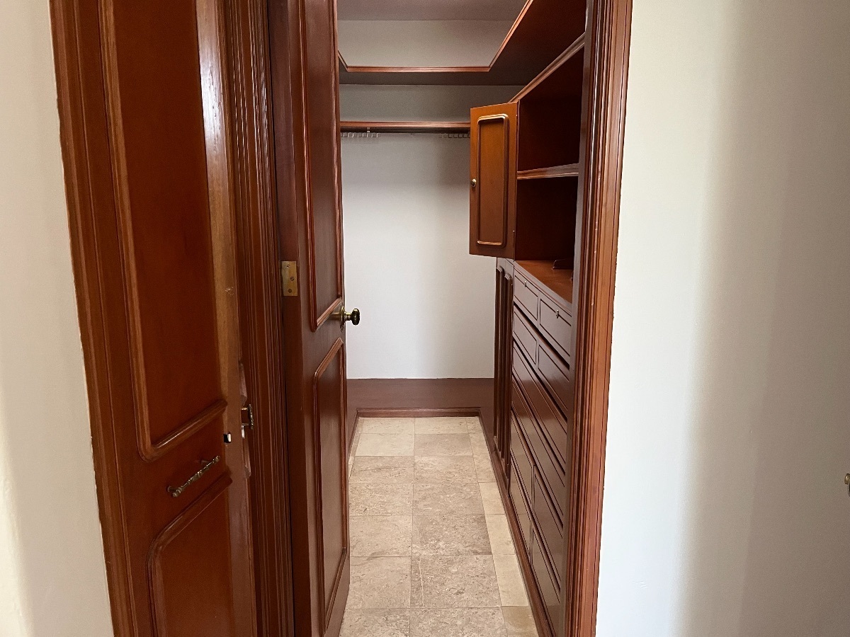 20 de 40: Walk in closet 2