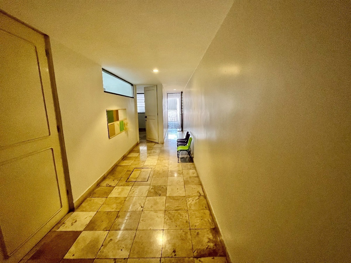 28 de 40: Pasillo directo al jardín 