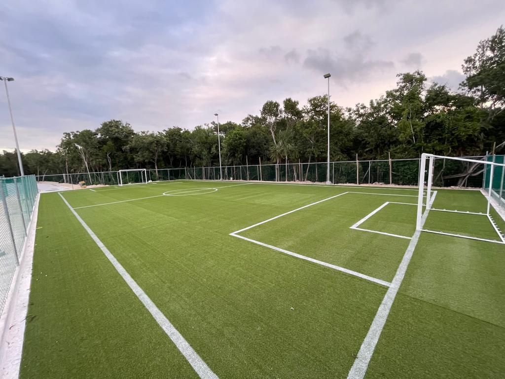 32 de 44: Soccer field