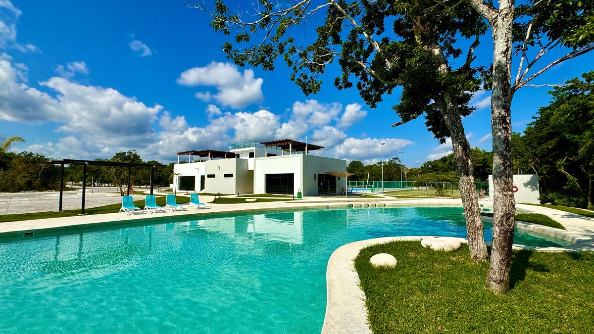 35 de 44: Club house / pool