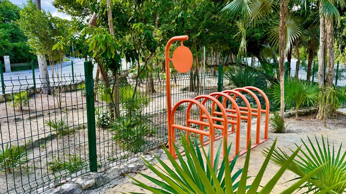 36 de 44: Pet park area