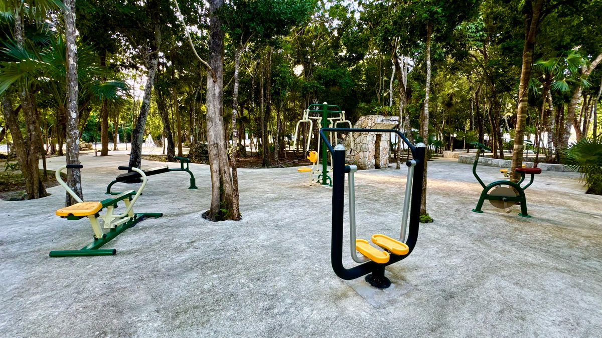 37 de 44: Outdoor gym