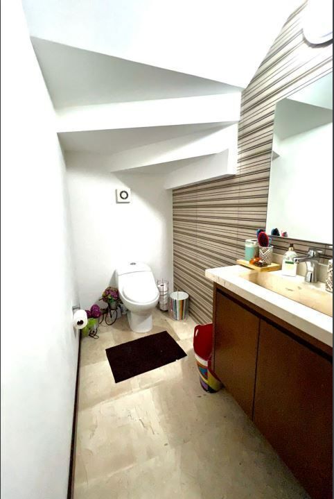 6 de 21: 1/2 Baño de Visitas