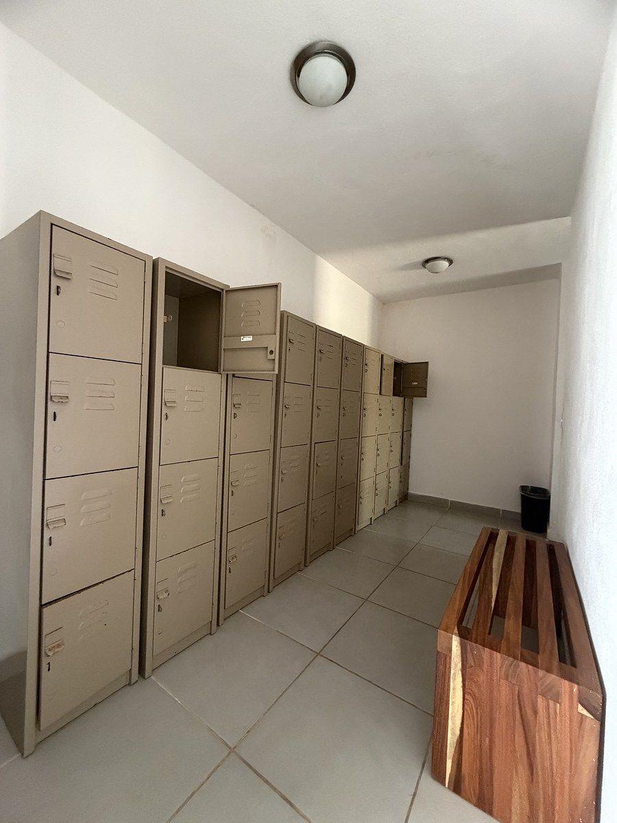 38 de 46: Zona de lockers
