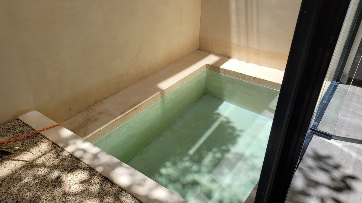 14 of 16: Piscina privada