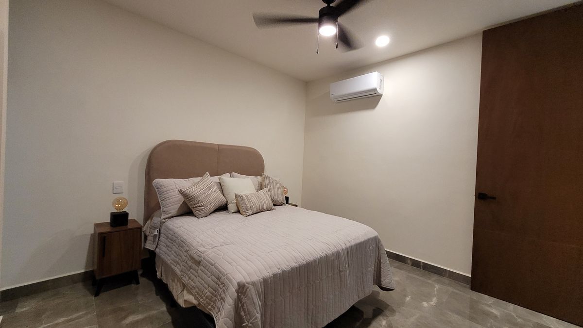 12 of 16: Habitación cama queen