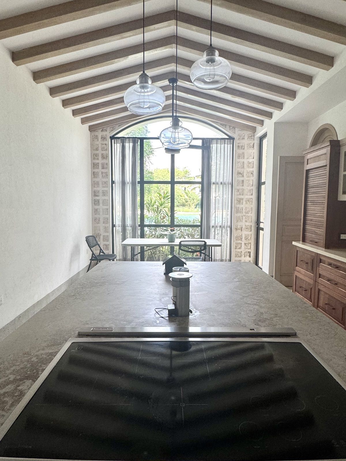 5 of 42: Amplia Cocina con Vista al Lago