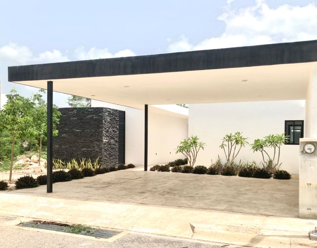 1 of 18: Fachada principal con garage cubierto  para 2 autos