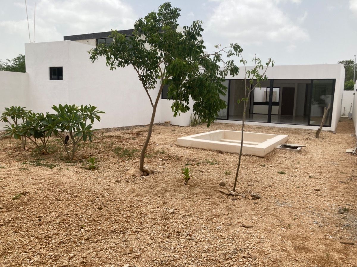 5 of 18: Jardín con piscina acabado chukum 