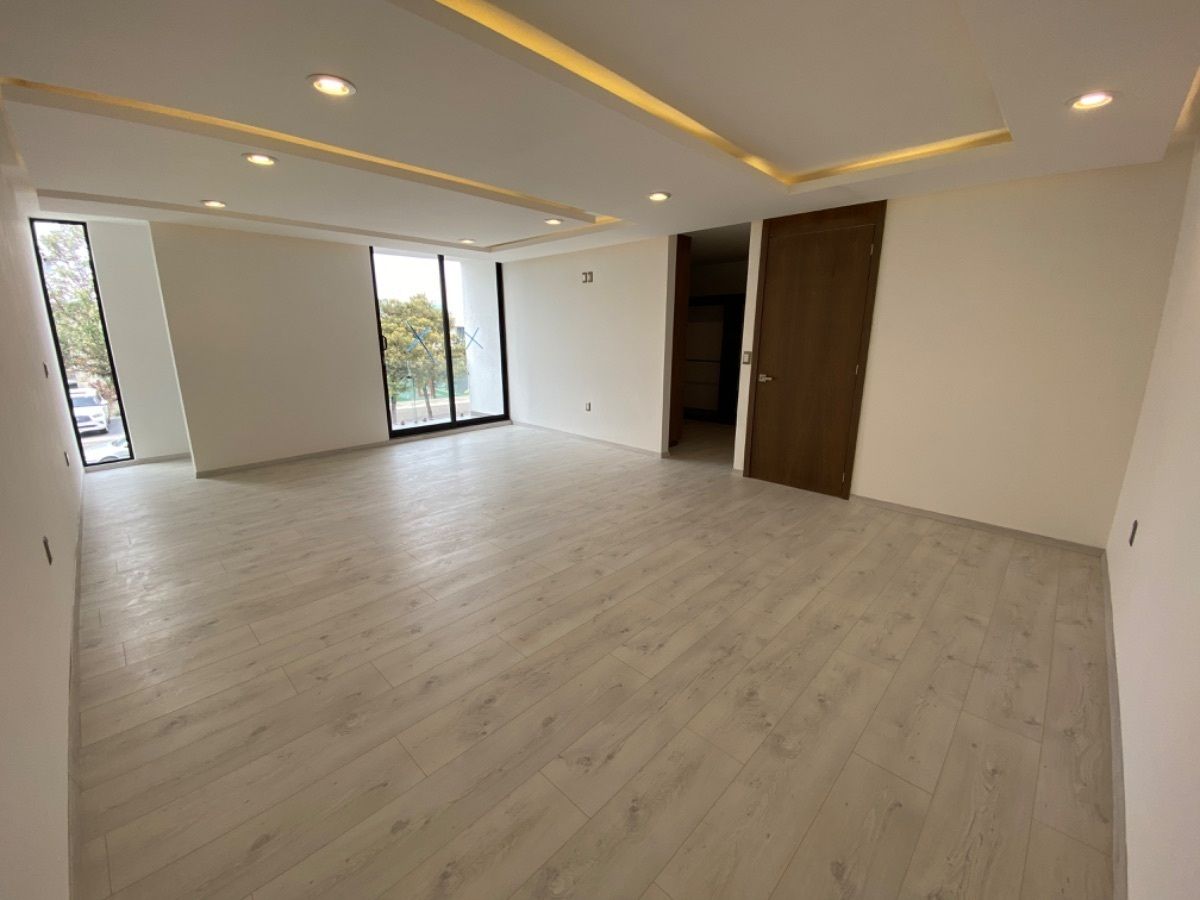 Recámara principal con balcón, vestidor y baño, foto 15 de 33