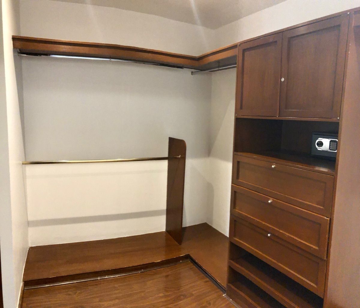 18 de 28: vestidor principal