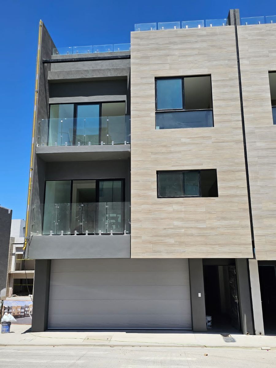 En venta, casas Uptown en Jardines de Agua Caliente - foto 2