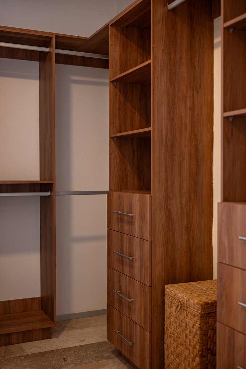 10 of 13: Closet, Recámara Principal