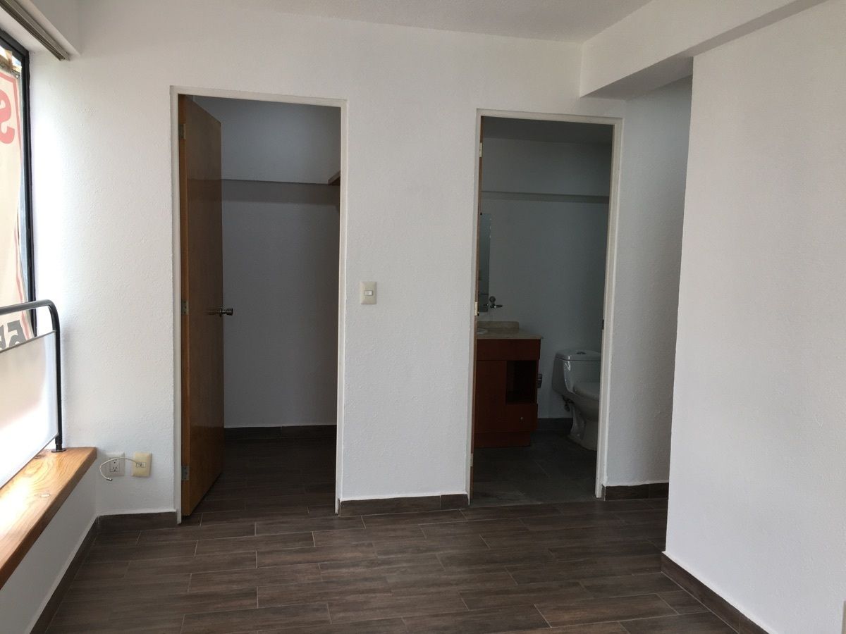 3 de 23: baño y closet de recamara principal