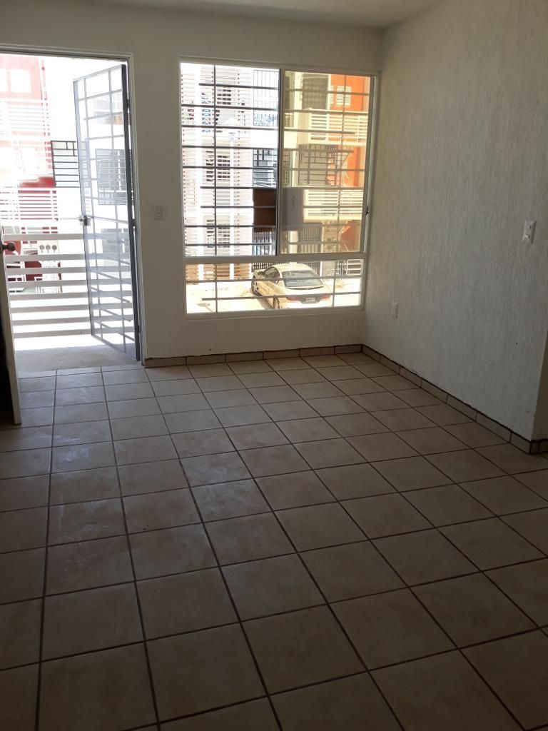 4 de 15: Sala-comedor con puerta abierta y vista hacia la calle 