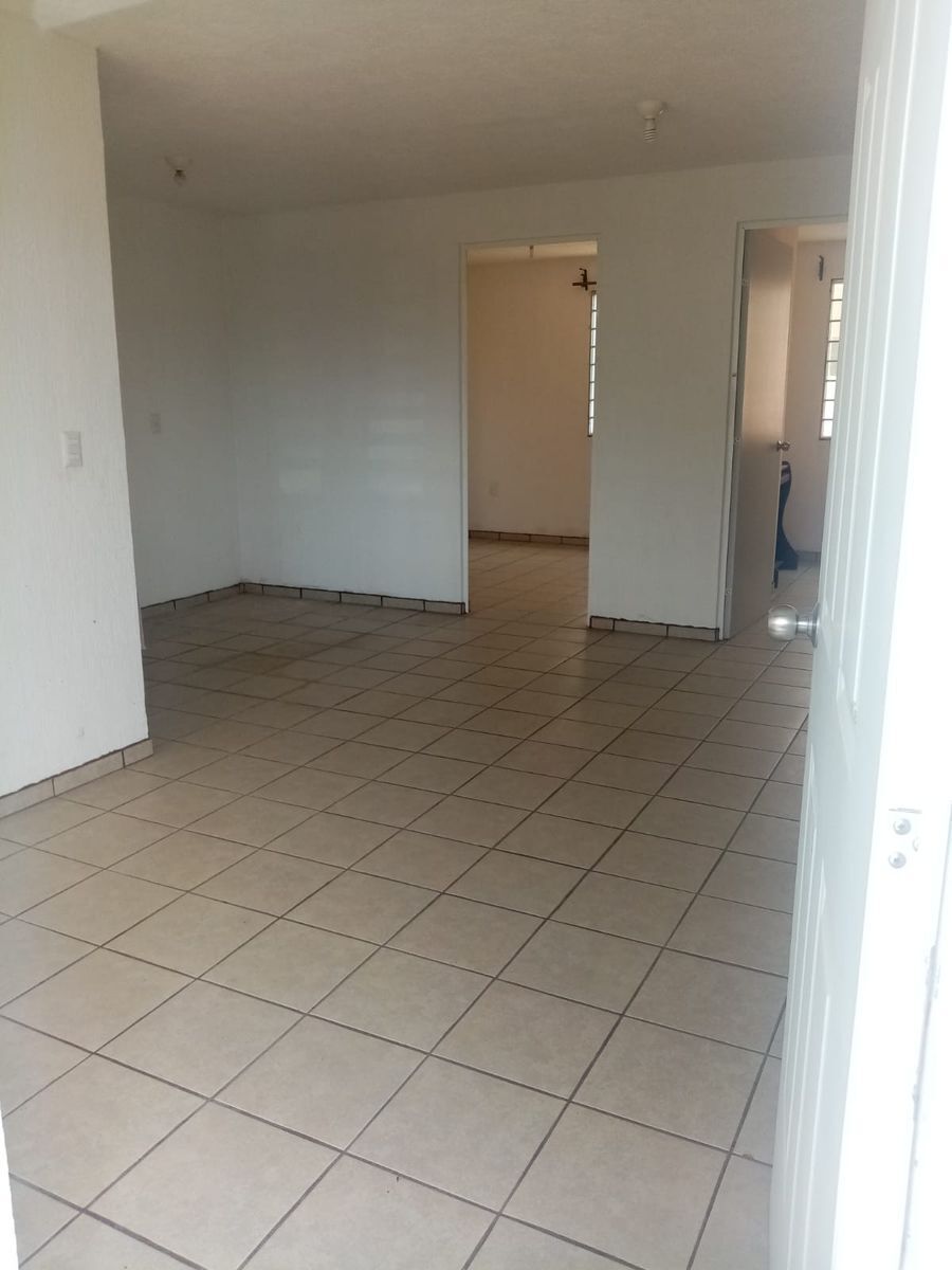 3 de 15: Sala-comedor  con vista al ingreso de las recamaras 