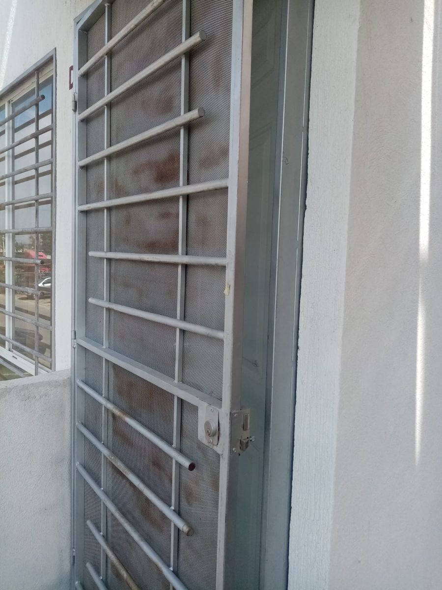 2 de 15: Puerta de ingreso con proteccion 